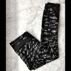 Lululemon Abstract Black & White Pants with Zipper Pockets